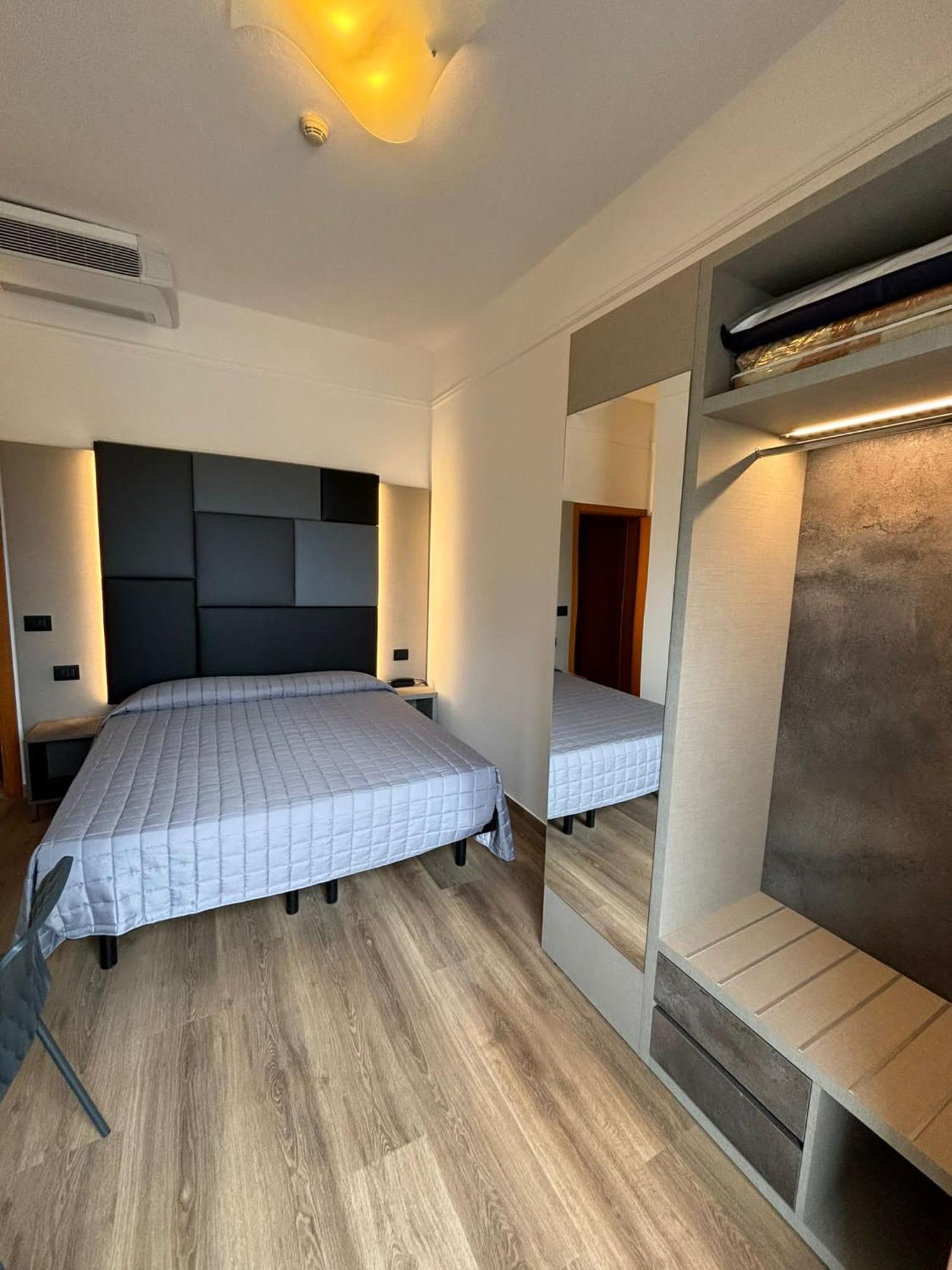 Hotel Cobalto Римини Екстериор снимка