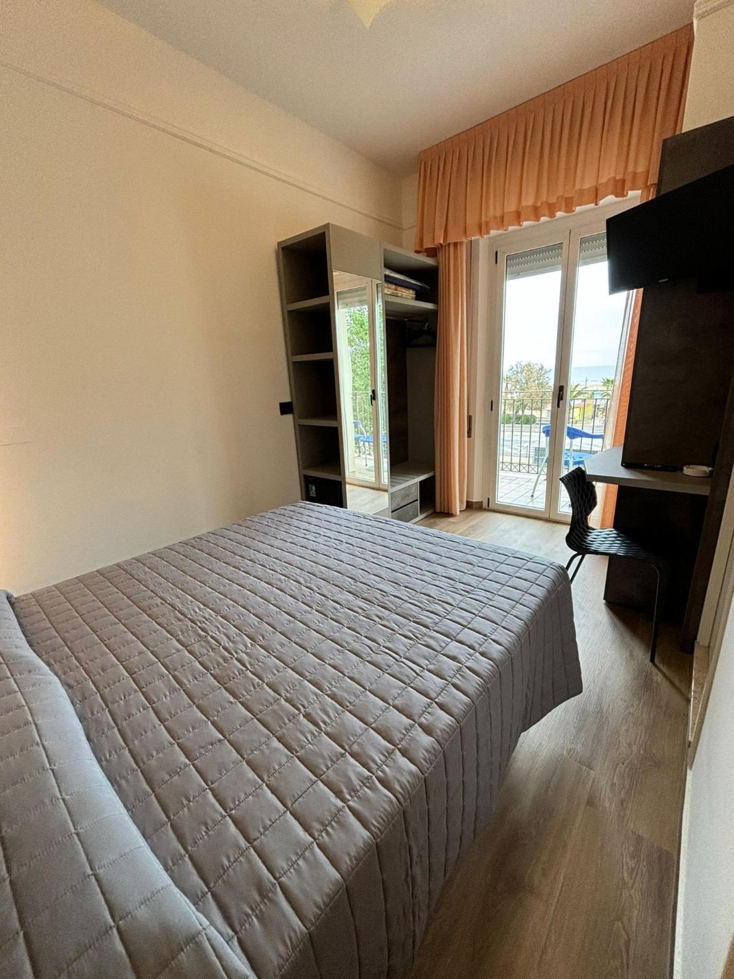 Hotel Cobalto Римини Екстериор снимка