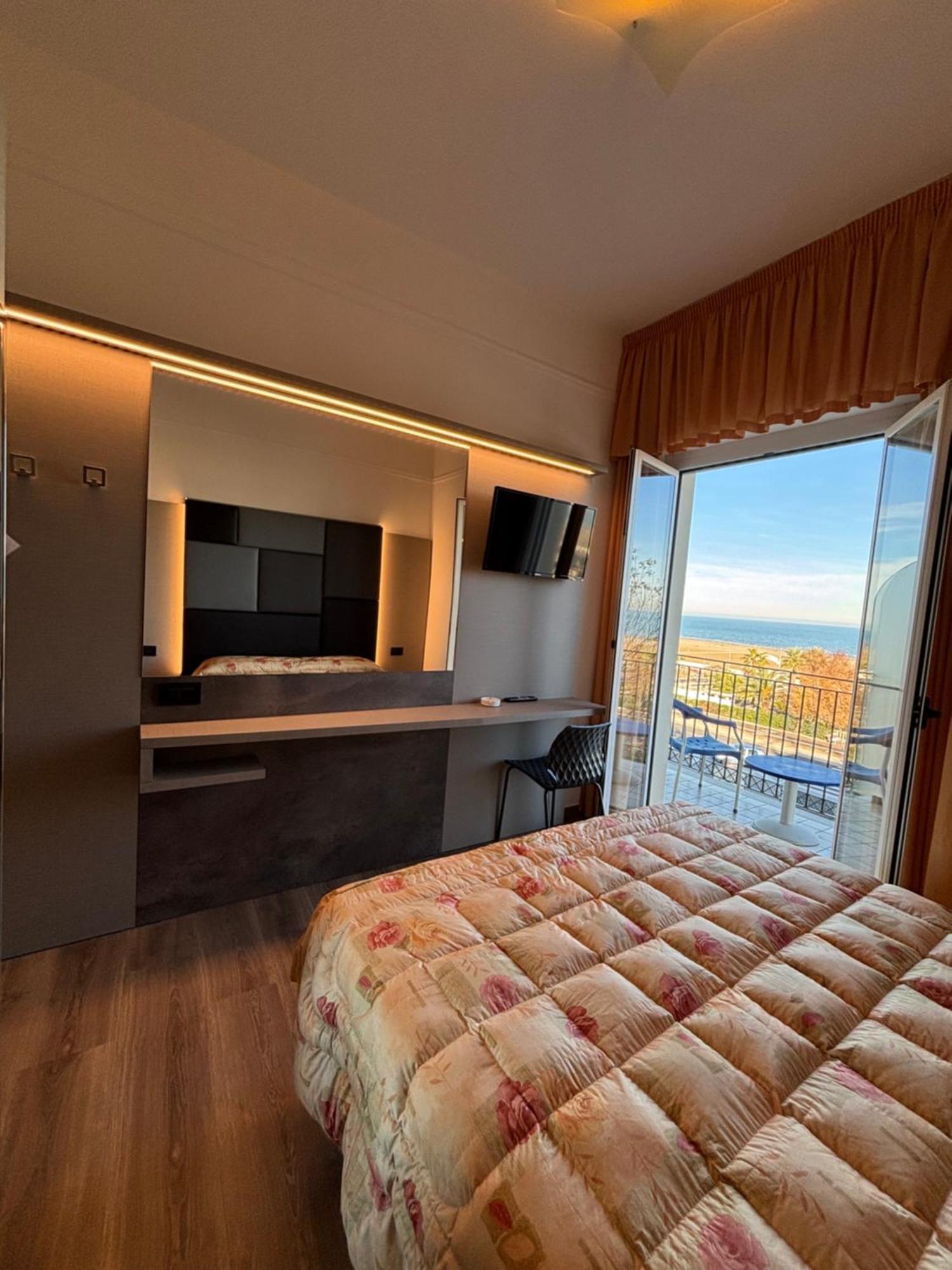Hotel Cobalto Римини Екстериор снимка