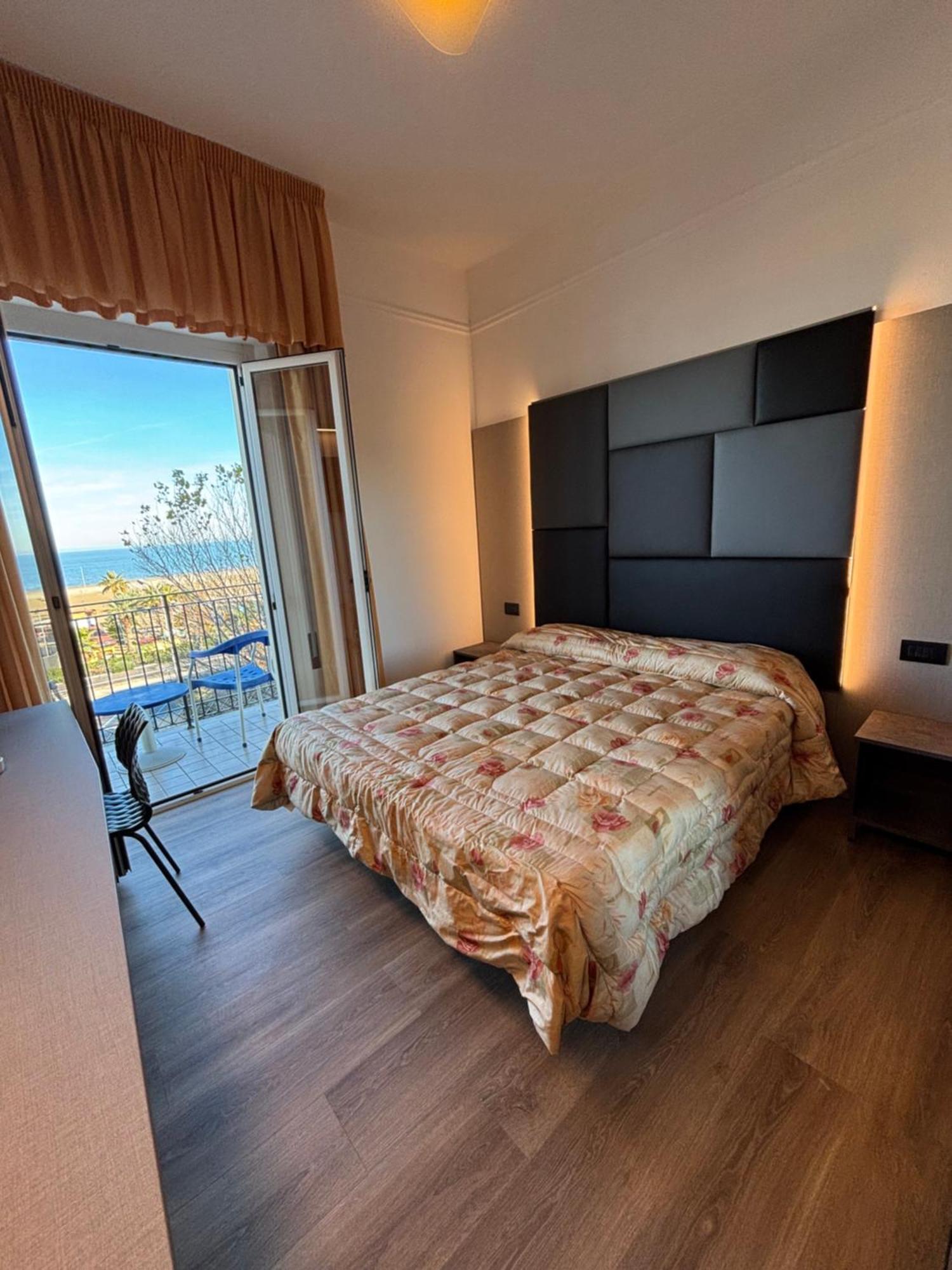Hotel Cobalto Римини Екстериор снимка