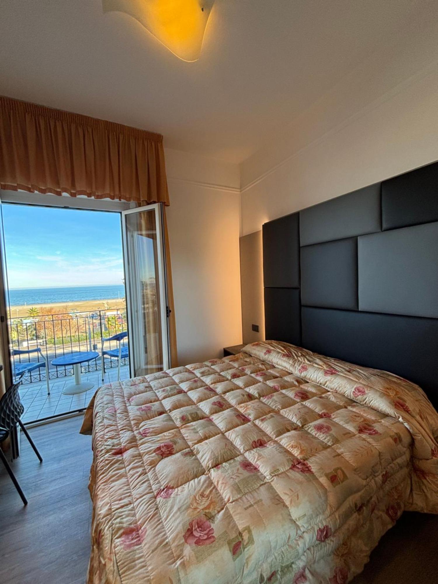 Hotel Cobalto Римини Екстериор снимка