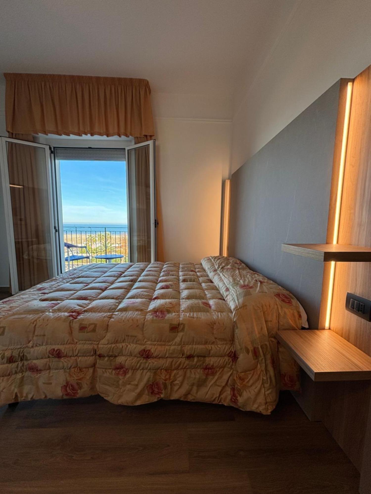 Hotel Cobalto Римини Екстериор снимка