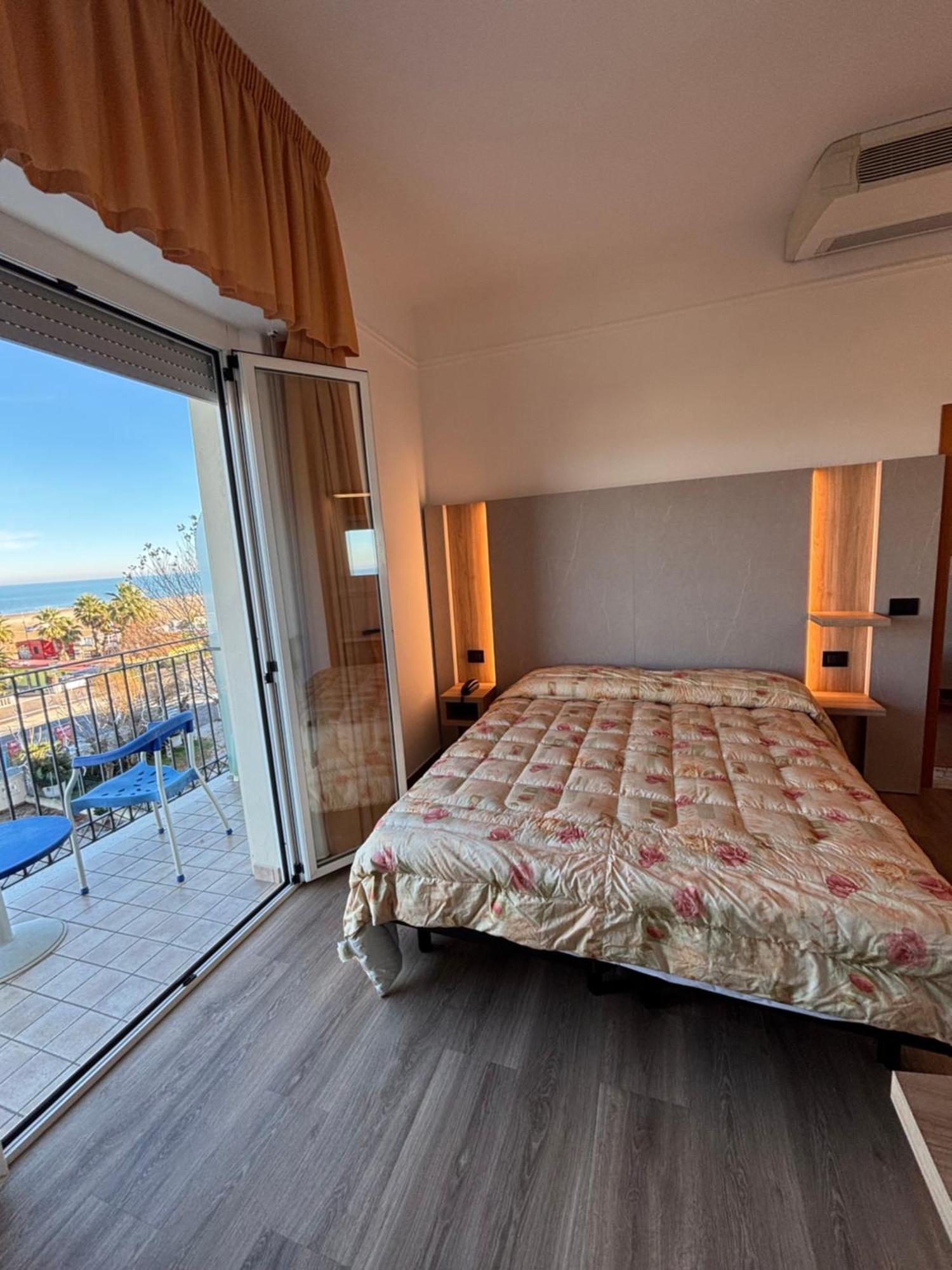 Hotel Cobalto Римини Екстериор снимка
