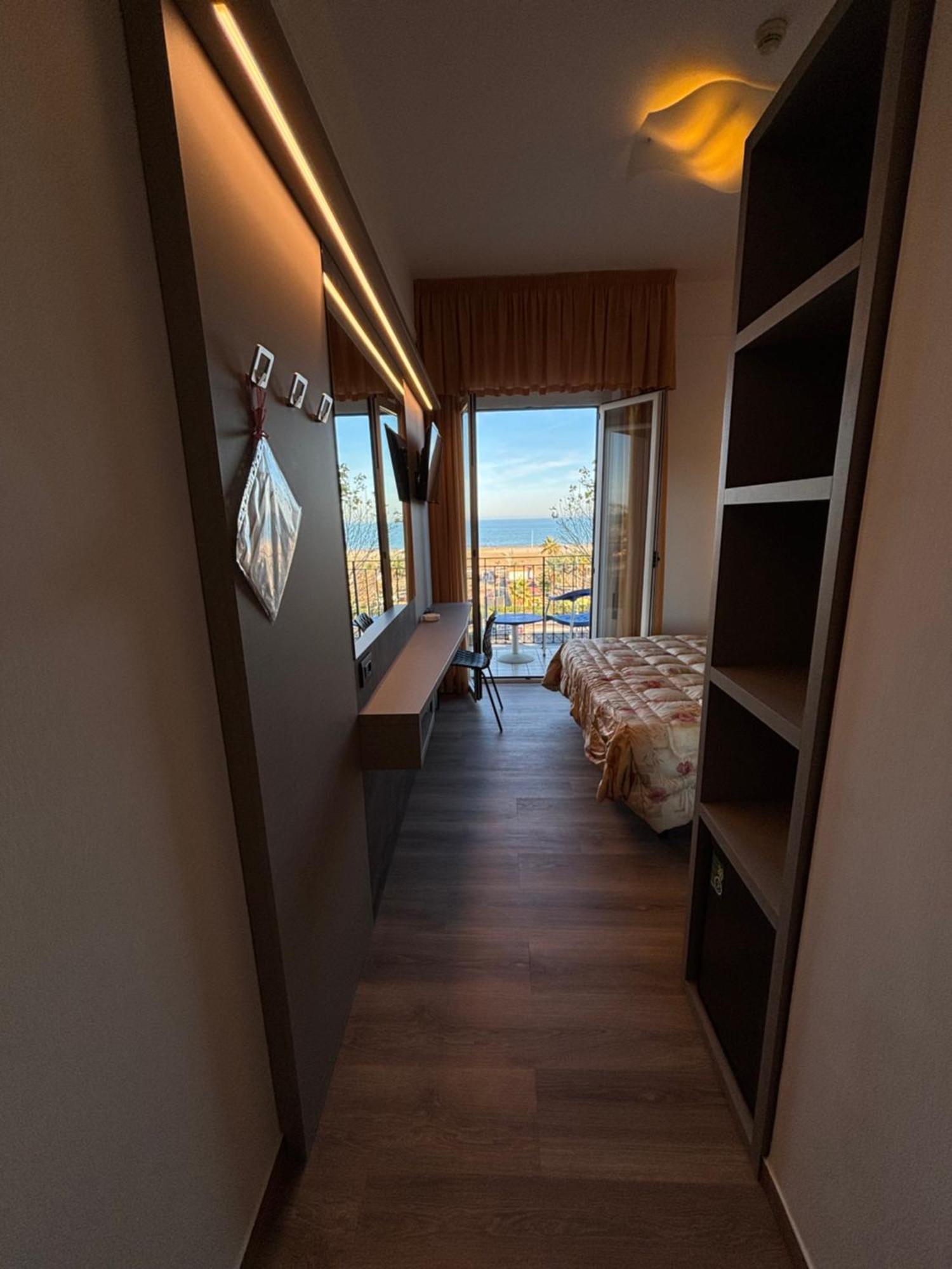 Hotel Cobalto Римини Екстериор снимка