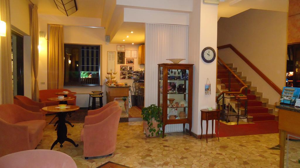 Hotel Cobalto Римини Екстериор снимка